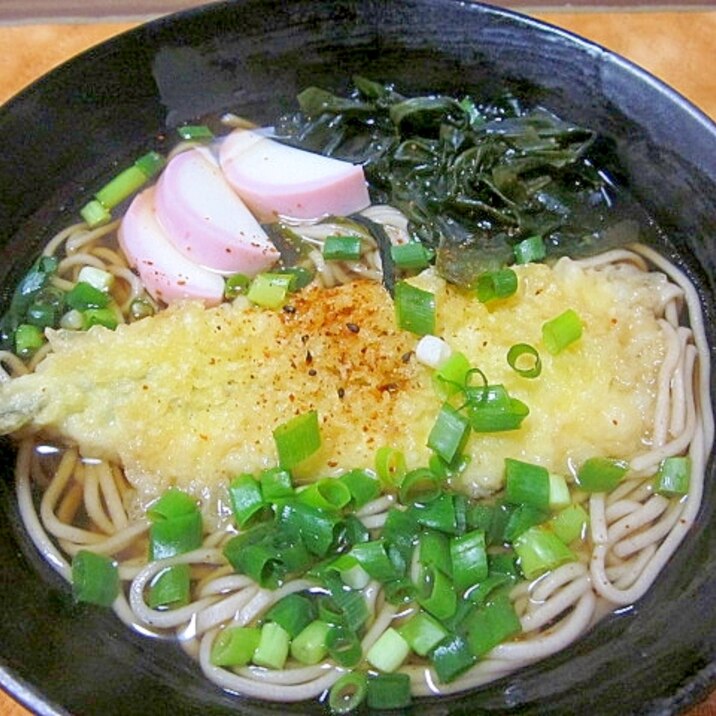 ランチに☆さより天ぷらとわかめ・蒲鉾の蕎麦★